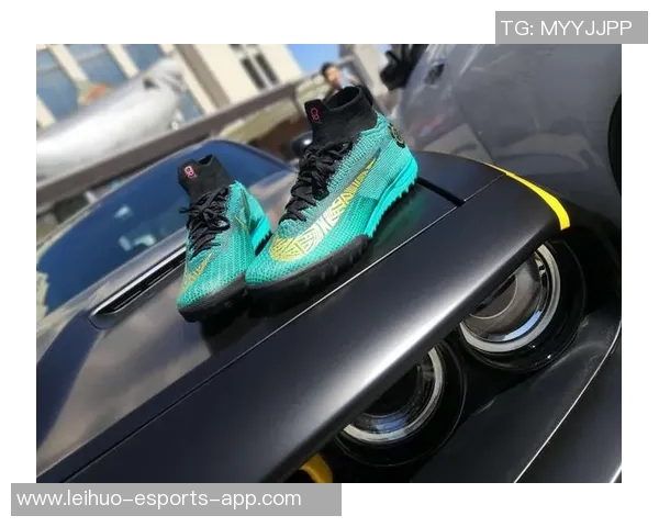 足球明星亲赠限量版运动鞋 给粉丝送上专属惊喜礼物